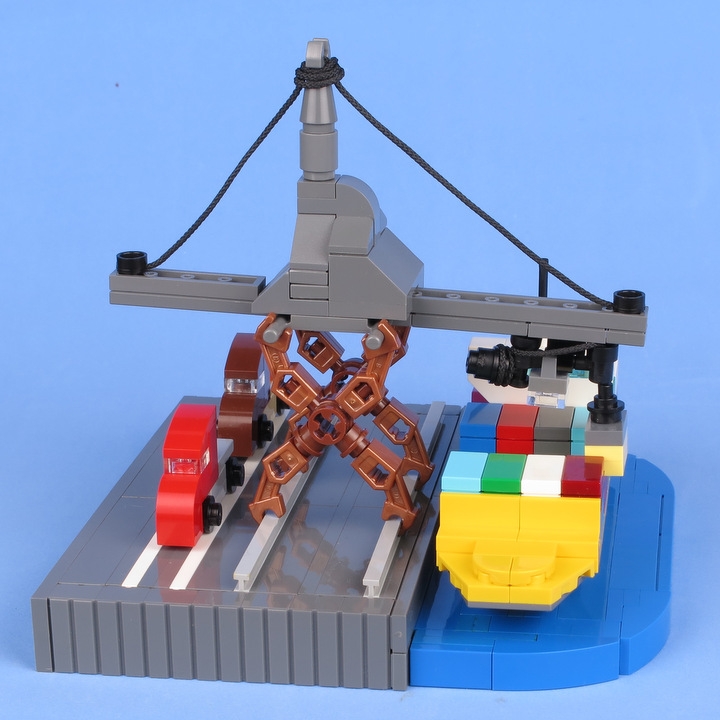 LEGO MOC - 16x16: Micro - МорПорт: Вид вдоль пирса. Видны рельсы крана, подъездные пути грузовиков.