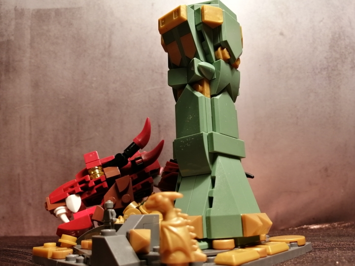 LEGO MOC - 16x16: Micro - Смауг в Эреборе.: Несколько фотографий с точки зрения хоббита.
