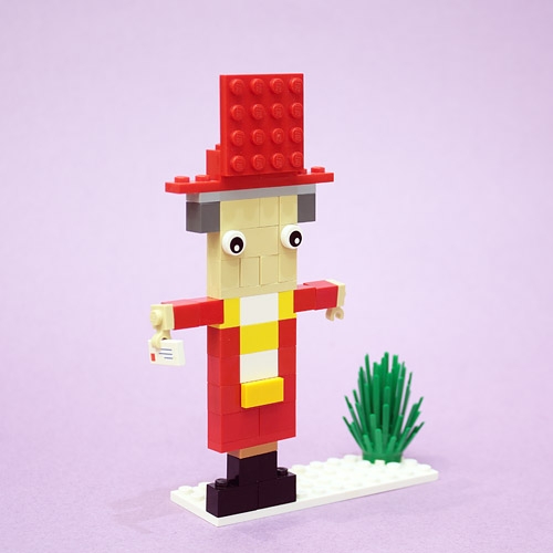 LEGO MOC - New Year's Brick 2020 - Щелкун: В руке Щелкунчик держит письмо.