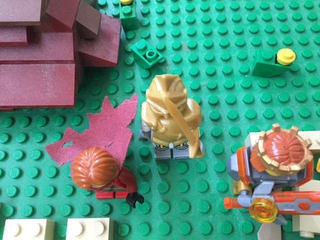 LEGO MOC - Младшая лига. Конкурс 'Средневековье'. - Рассказ битва у знахаря : (Золотой рыцарь)Мы пришли за помощью гоблины атакуют нас