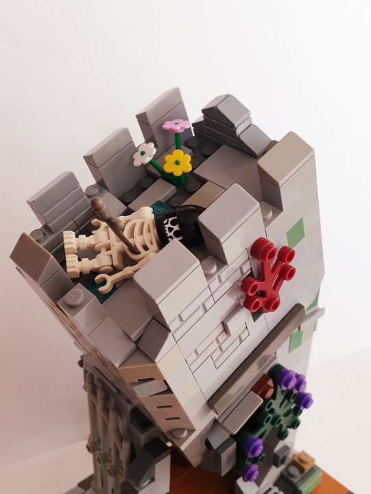 LEGO MOC - Младшая лига. Конкурс 'Средневековье'. - Неожиданное нападение Мадам Матильды: На самой вершине башни лежит скелет дозорного, о котором никто не знает...<br />
Ведь никто не поднимался на башню, чтобы не обрушить ее. <br />
Однако, казалось, что сама природа отдала последнюю честь воину проросшим на камне цветком. <br />
Говорят, что иногда возле башни можно увидеть или услышать неупокоенную душу усопшего воина и хранителя этого места. 