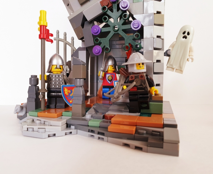 LEGO MOC - Младшая лига. Конкурс 'Средневековье'. - Неожиданное нападение Мадам Матильды: Однако их внимание привлёк шум в кустах и стук металла. Вышедшие фигуры всполошили доблестных рыцарей, чем не преминул воспользоваться Волк. 