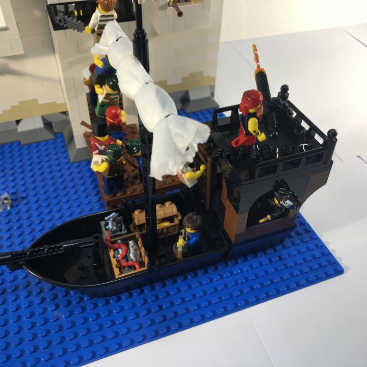 LEGO MOC - Младшая лига. Конкурс 'Средневековье'. - Освобождение главаря: Часть пиратов-акробатов пытается выломать решетку, часть ведет бой с караульными.