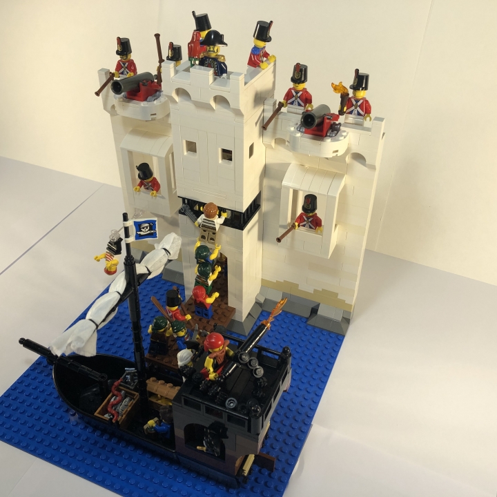LEGO MOC - Младшая лига. Конкурс 'Средневековье'. - Освобождение главаря: Общий вид сверху. Кто-то из пиратов получил по голове и летит в воду.