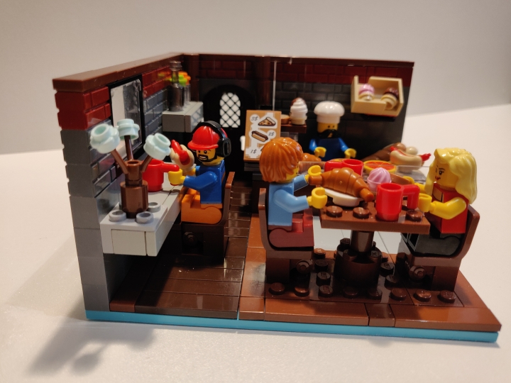 LEGO MOC - LEGO-конкурс 16x16: 'Все работы хороши' - Пекарь: В этом месте можно не только купить свежего хлеба и пирожных, но также перекусить среди дня и выпить чаю или кофе. Смотрите, работяга заскочил за хот-догом.