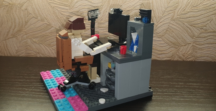 LEGO MOC - LEGO-конкурс 16x16: 'Все работы хороши' - Программист: Общий вид: рабочее место нашего героя.