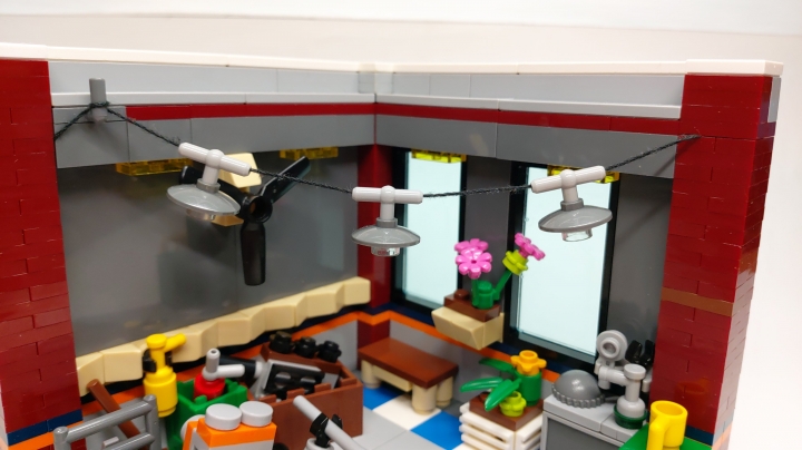 LEGO MOC - LEGO-конкурс 16x16: 'Все работы хороши' - Специалист по ремонту и обслуживанию поршневых авиадвигателей : подвесные светильники. В качестве провода применяется деталь x77ac50(номер на бриклинке).