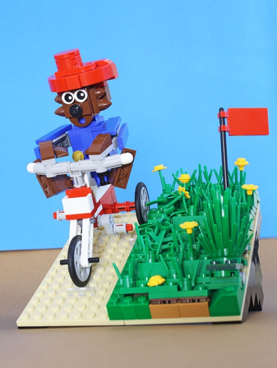 LEGO MOC - LEGO-конкурс 16x16: 'Иллюстрация' - Без тормозов: 'И вот педали закрутились так быстро, что Паддингтон испугался, как бы у него не оторвались лапы, и на всякий случай задрал их повыше.'