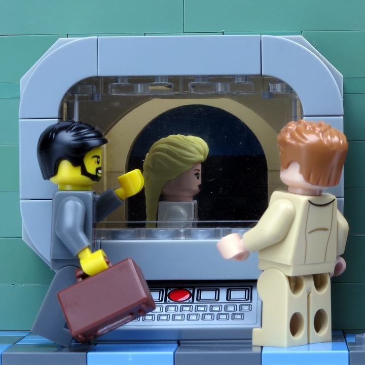 LEGO MOC - LEGO-конкурс 16x16: 'Иллюстрация' - Виктор Пелевин 'Принц ГосПлана': </center><br>- Ты про принцессу? </i>- спросил Итакин.<br>Саша кивнул.<br><i>- Это ты к ней и шел все время,</i> - сказал Итакин. - <i>Я ж говорю, твою  игру<br />
раскололи.</i><br><br />
<i>- Неужели никто до нее не доходил?<br><br />
- Почему. Очень многие доходили.<br><br />
- Так почему они молчали? Чтобы другие тоже... чтобы им не было так обидно?<br><br />
- Я думаю, не поэтому. Просто когда человек тратит столько  времени  и  сил<br />
на дорогу, и наконец доходит, он уже  не  может  себе  позволить  увидеть  все<br />
таким, как на самом деле... Хотя это тоже не точно. Никакого 'самого дела'  на<br />
самом деле нет. Скажем, он не может позволить себе увидеть того, что видел ты.<br><br />
   - А почему тогда я это видел?<br><br />
   - Ну, ты просто прошел по служебной лестнице.<br><br />
   - Но как же можно увидеть что-то другое? И потом, я  ведь  столько  раз  ее<br />
видел сам - когда переходишь с уровня на уровень,  она  иногда  появляется  на<br />
экране, и она совсем не такая!<br><br />
   - Я, наверно, не совсем правильно выразился,</i> - сказал Итакин. - <i>Просто  эта<br />
игра так устроена, что <b>дойти до принцессы может только нарисованный человечек.</b><br><br />
   - Почему?<br><br />
   - <b>Потому,</b>  </i>-  сказал  Итакин,  -  <i><b>что  принцесса  тоже  нарисована.  Ну  а нарисовано может быть все что угодно.</b></i><br><br />
...<br><br><br />
<center>Технический кадр, показывающий основание 16*16.