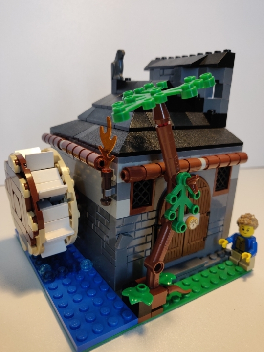 LEGO MOC - LEGO-конкурс 16x16: 'Иллюстрация' - Легенды старой мельницы: Водяная мельница с колесом и запертый вход