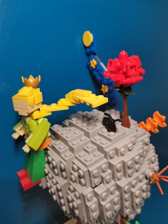 LEGO MOC - LEGO-конкурс 16x16: 'Иллюстрация' - «Его родная планета вся-то величиной с дом!» : «- Знаешь... моя роза... я за нее в ответе. А она такая слабая! И такая простодушная. У нее только и есть что четыре жалких шипа, больше ей нечем защищаться от мира...» 
