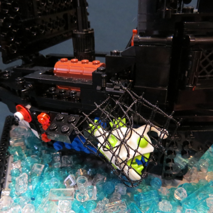 LEGO MOC - LEGO-contest 24x24: 'Pirates' - Черная акула династии МакШарков: Рыба Чёрт улов младшего МакШарка. Дядюшка Джим, который обычно сидит в вороньем гнезде, рассказал Бенджи, что такие рыбы редко поднимаются на поверхность и попадаются в сеть. Обычно они плавают на больших глубинах, куда не проникает свет. Дядюшка Джим рассказал, что из таких глубин ещё никто не возвращался. А эти глубины, помимо диковинных рыб, таят в себе множество ненайденных сокровищ.