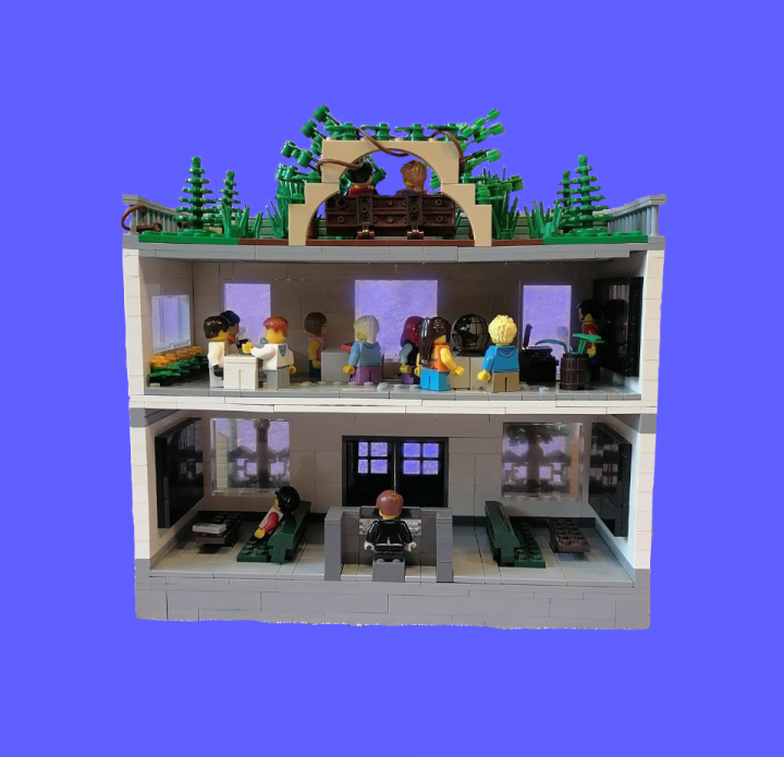 LEGO MOC - LEGO-конкурс 'Светлое будущее' - Школа будущего : Вот школа 'в разрезе'. <br />
Снизу находится вестибюль, на втором этаже мы видим урок. На крыше расположен сад, где можно отдохнуть если у тебя нет урока. 