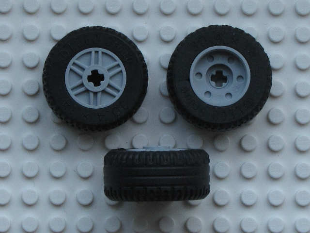 Bricker - 零件LEGO - 55982c03 Wheel 18mm D. x 14mm with Axle Hole, Fake Bolts  and Shallow Spokes with Black Tire 30.4 x 14 VR Solid (55982 / 58090)