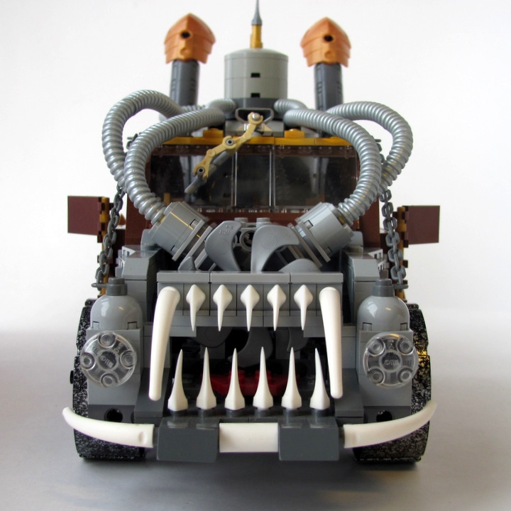 LEGO MOC - Steampunk Machine - 王者之劍: <br><i>- Two headlights.</i><br>