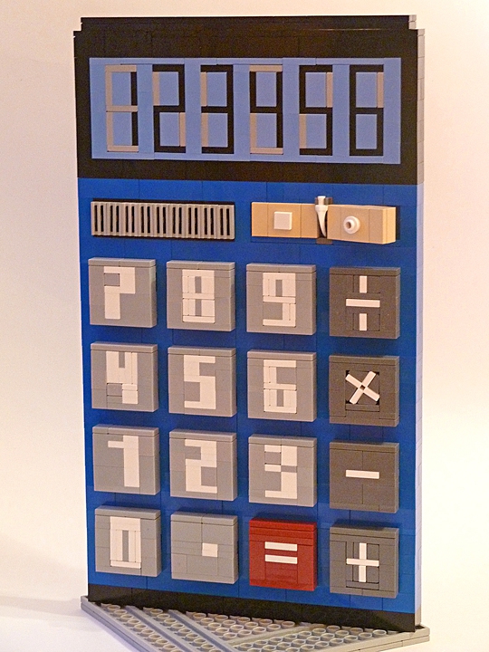 LEGO MOC - 16x16: Technics - Calculator: Калькулятор имеет синий корпус, часть его выполнена чёрным.