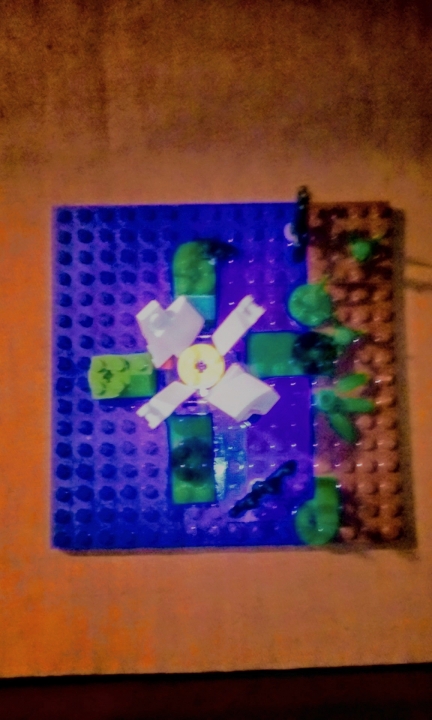 LEGO MOC - 16x16: Botany - Кувшинка: Итак, жила-была КУВШИНКА. Она была необычная, и не только из-за своего размера. Прямо под жёлтым цветком в середине у неё располагалось сердце, и оттуда исходило свечение. Жила кувшинка на болоте, люди туда почти не заходили.