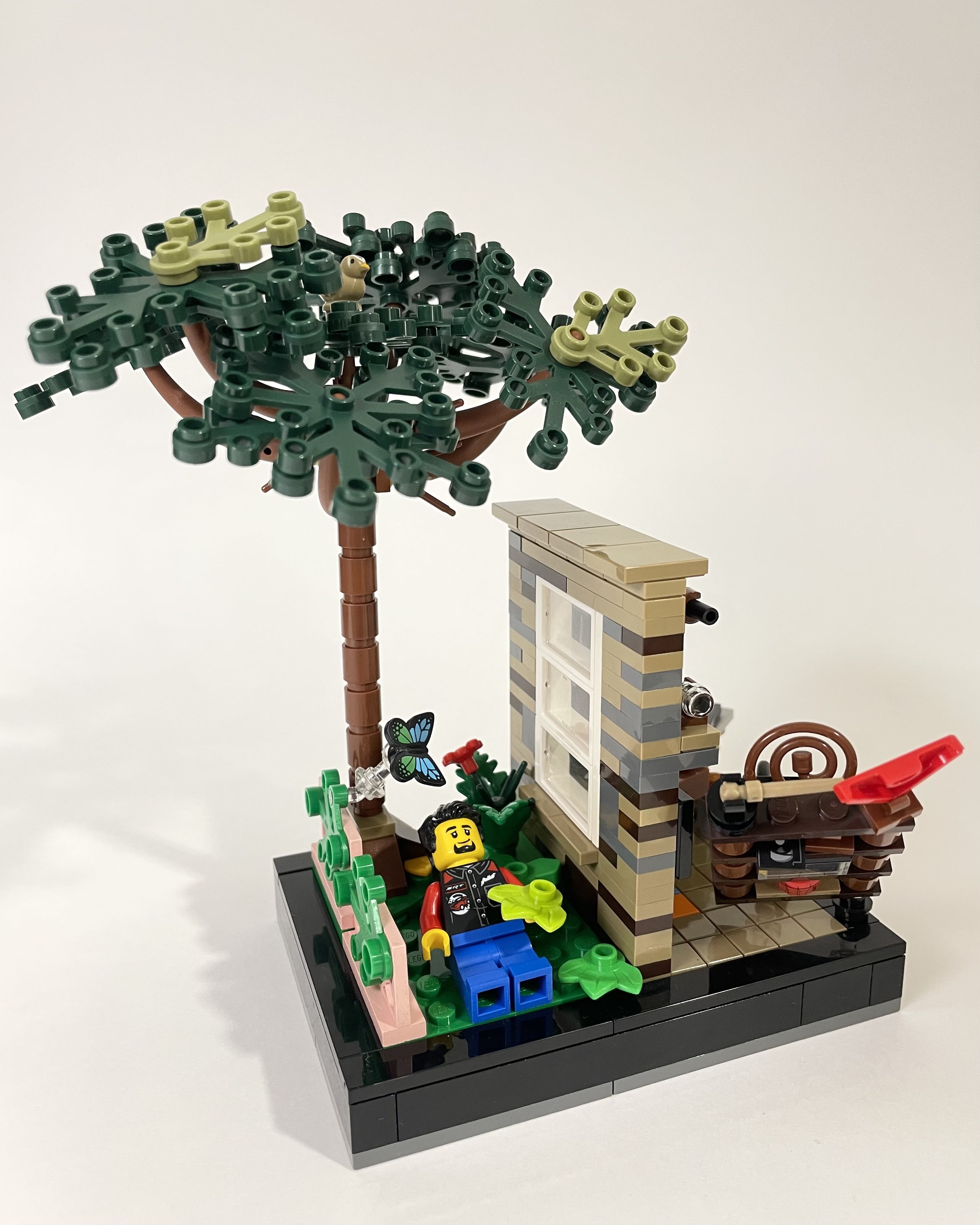 LEGO MOC - Эй, АФОЛ, иди потрогай траву!: Одним из условий было - чтобы самоделка могла быть официальным набором, поэтому тут все собрано так, чтобы в руках сразу не разваливалось.)
