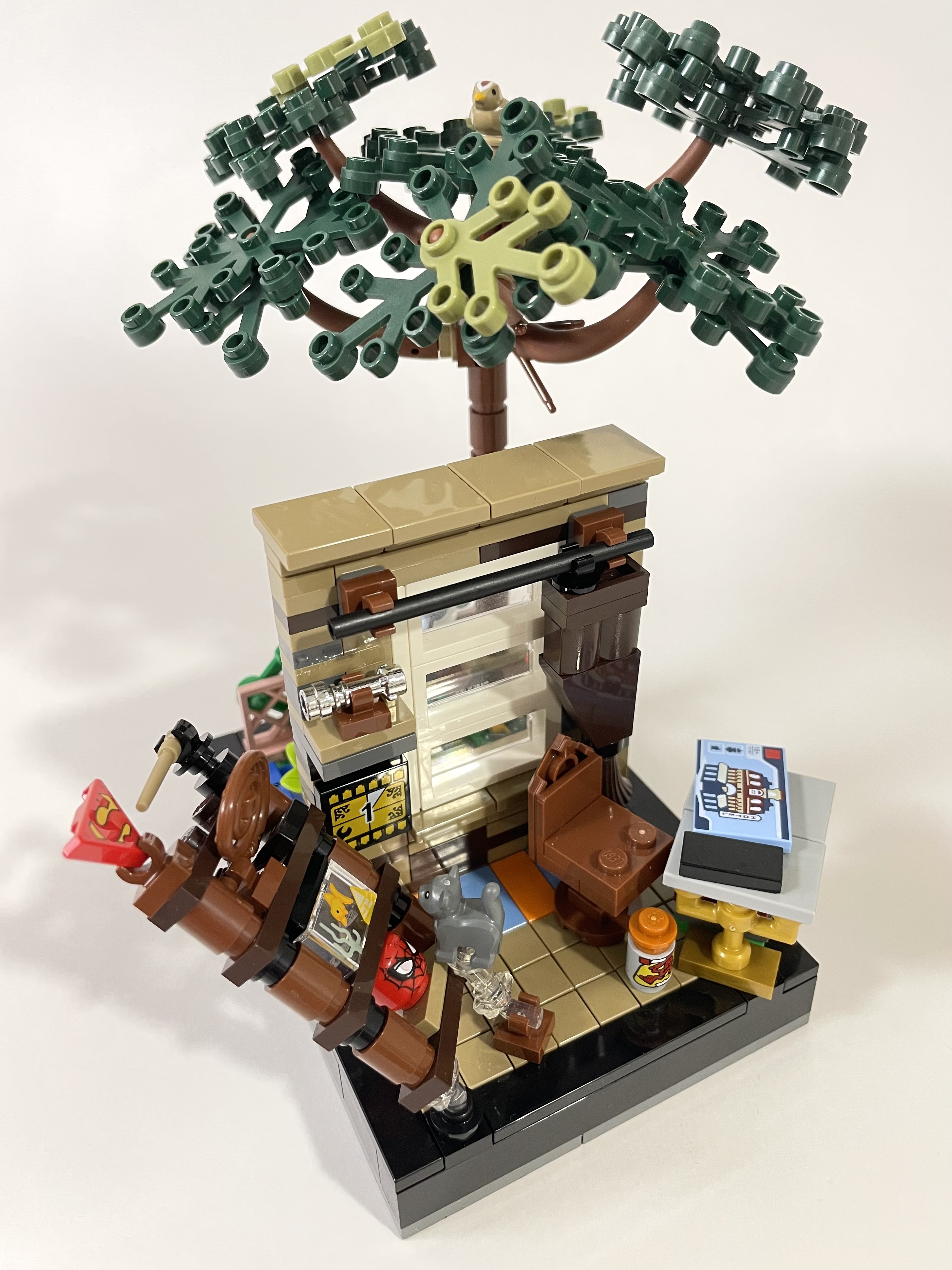LEGO MOC - Эй, АФОЛ, иди потрогай траву!: Да, только вот выйдешь - а дома начинается какой-то хаос. Но АФОЛ об этом пока что не подозревает.)